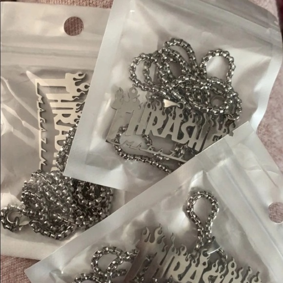 Thrasher necklace - Picture 3 of 4